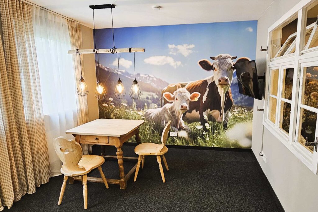 Esstisch mit Wandposter in Moosfeld ARRIVEL