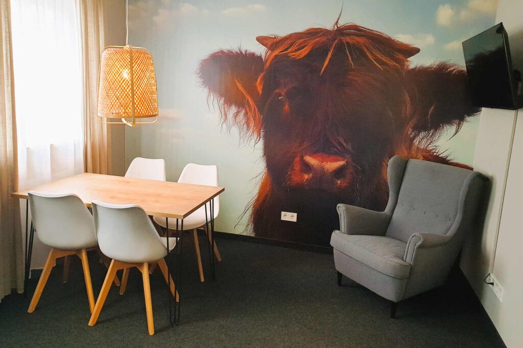 Esstisch mit Wandposter in Moosfeld ARRIVEL