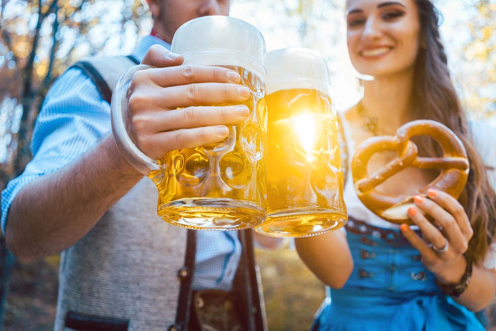Zwei Bierkrüge stossen an in München