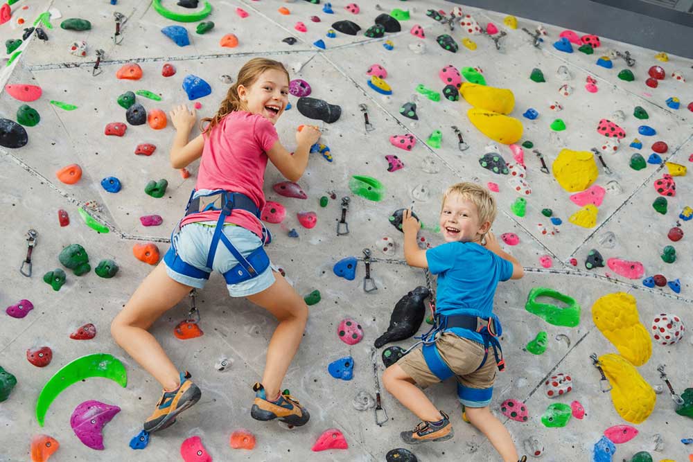 Kinder an einer Indoor Kletterwand in München