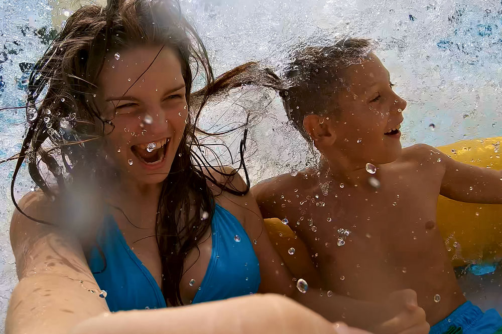 Kinder haben Spass im Wasser und in der Therme in München