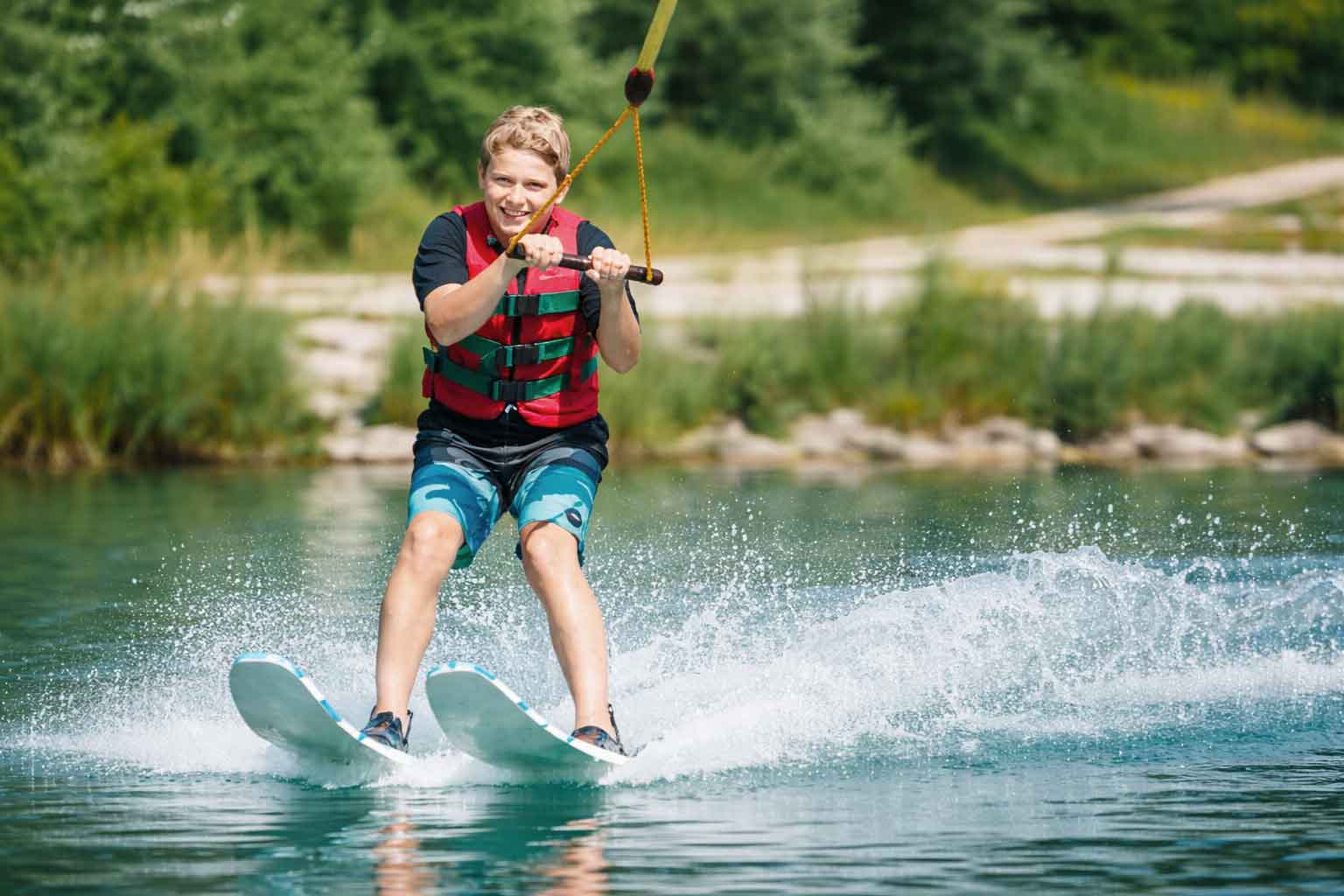 Kind fährt Wasserski in München